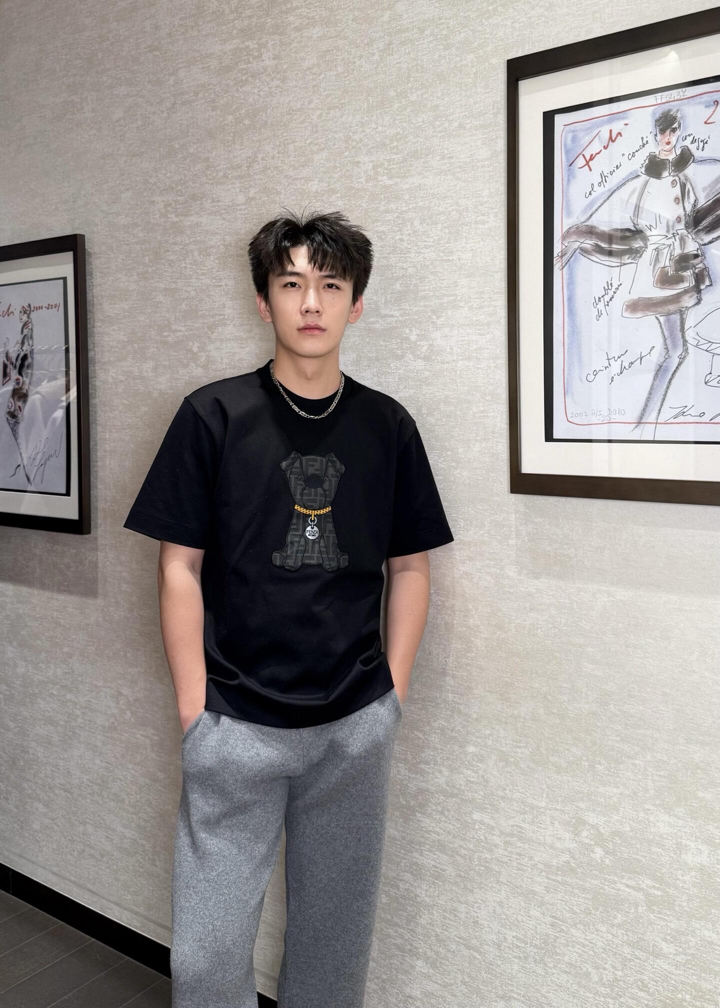 。FENDI 小狗贴布刺绣短袖FENDI 刺绣标识套头短袖面料：采用260克丝光双面。工艺：刺绣采用3D