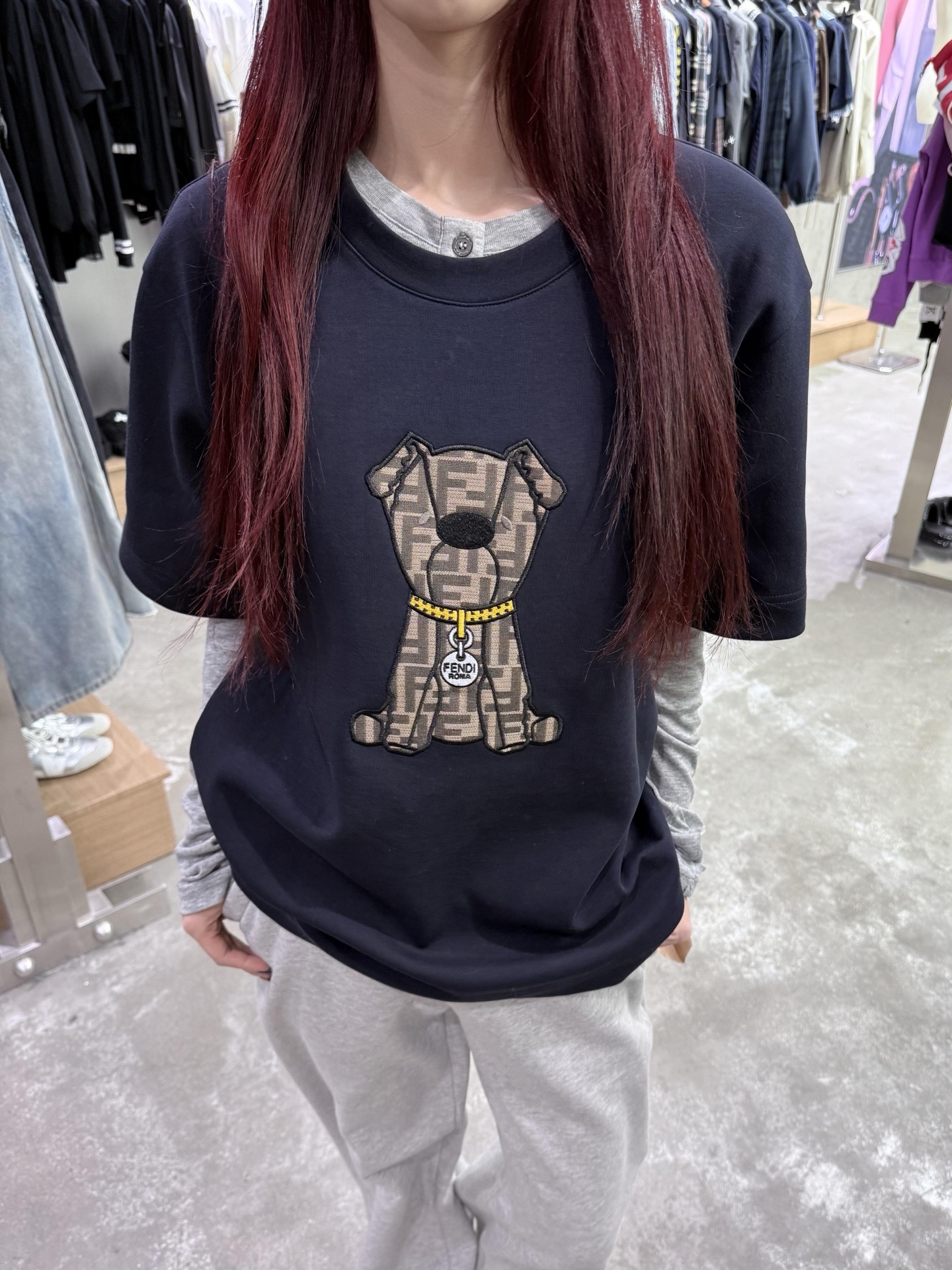 。FENDI 小狗贴布刺绣短袖FENDI 刺绣标识套头短袖面料：采用260克丝光双面。工艺：刺绣采用3D