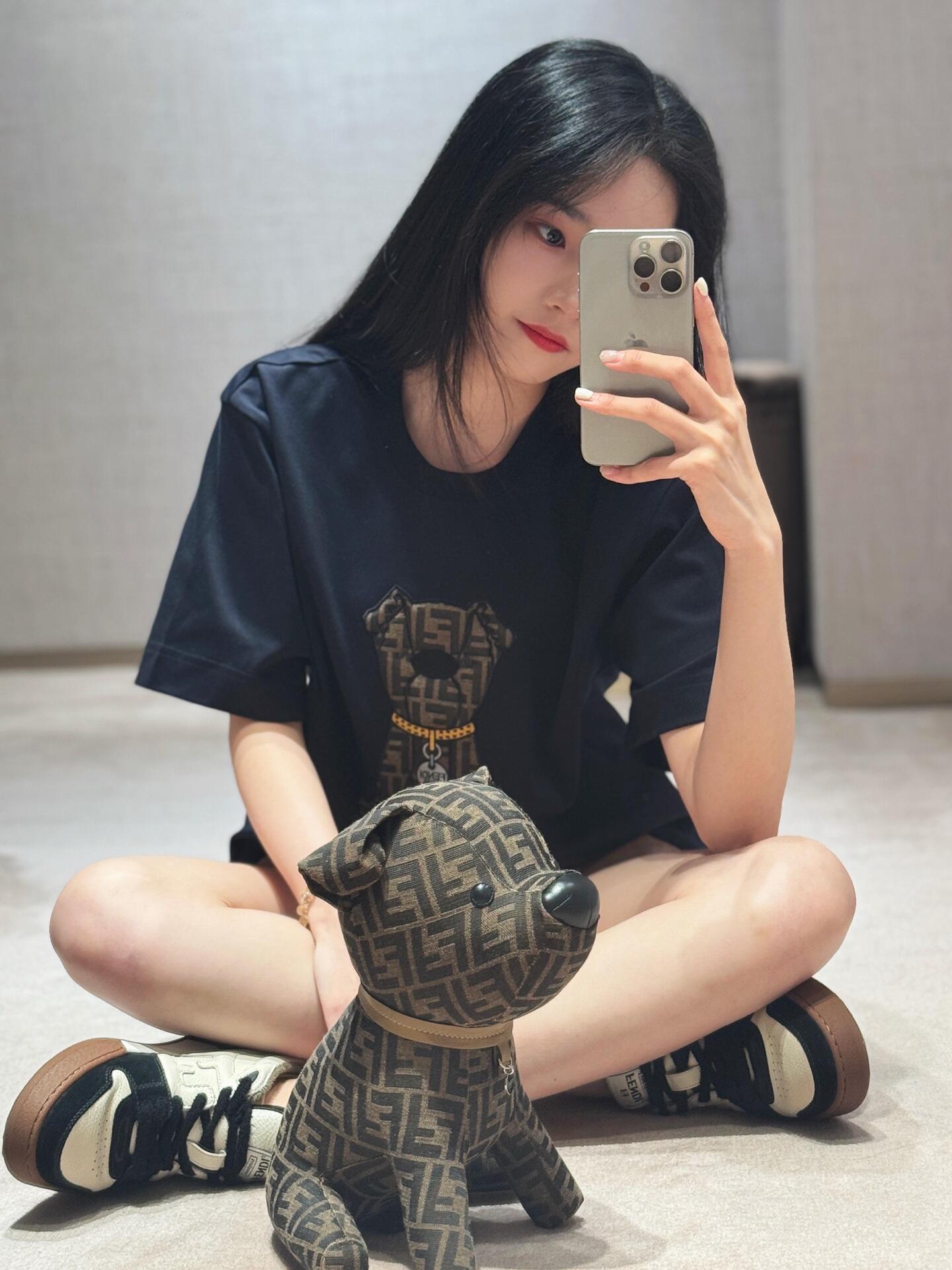 。FENDI 小狗贴布刺绣短袖FENDI 刺绣标识套头短袖面料：采用260克丝光双面。工艺：刺绣采用3D