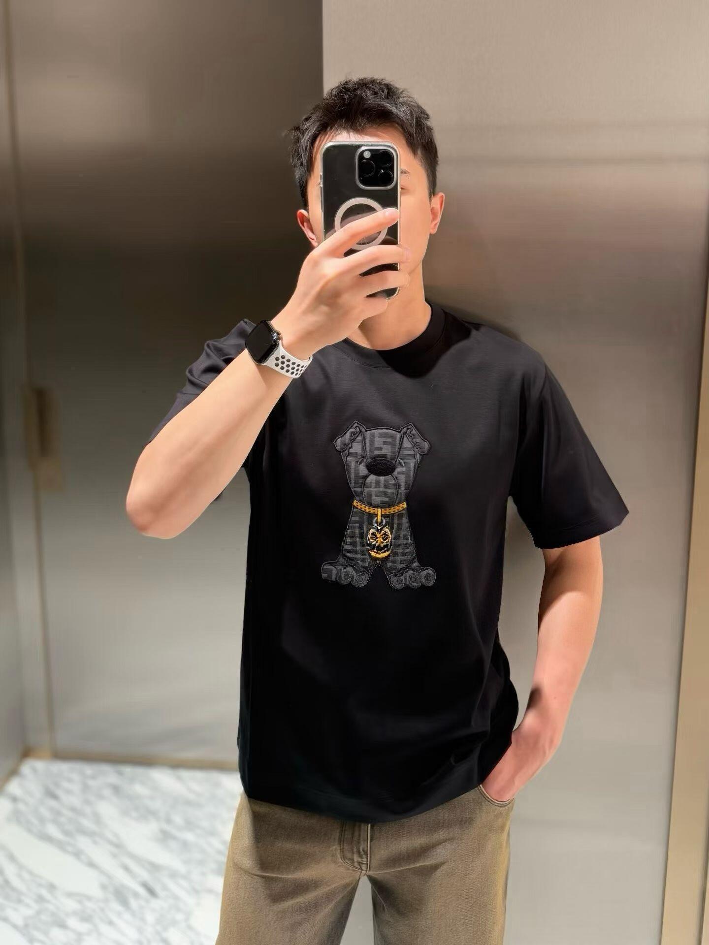 。FENDI 小狗贴布刺绣短袖FENDI 刺绣标识套头短袖面料：采用260克丝光双面。工艺：刺绣采用3D