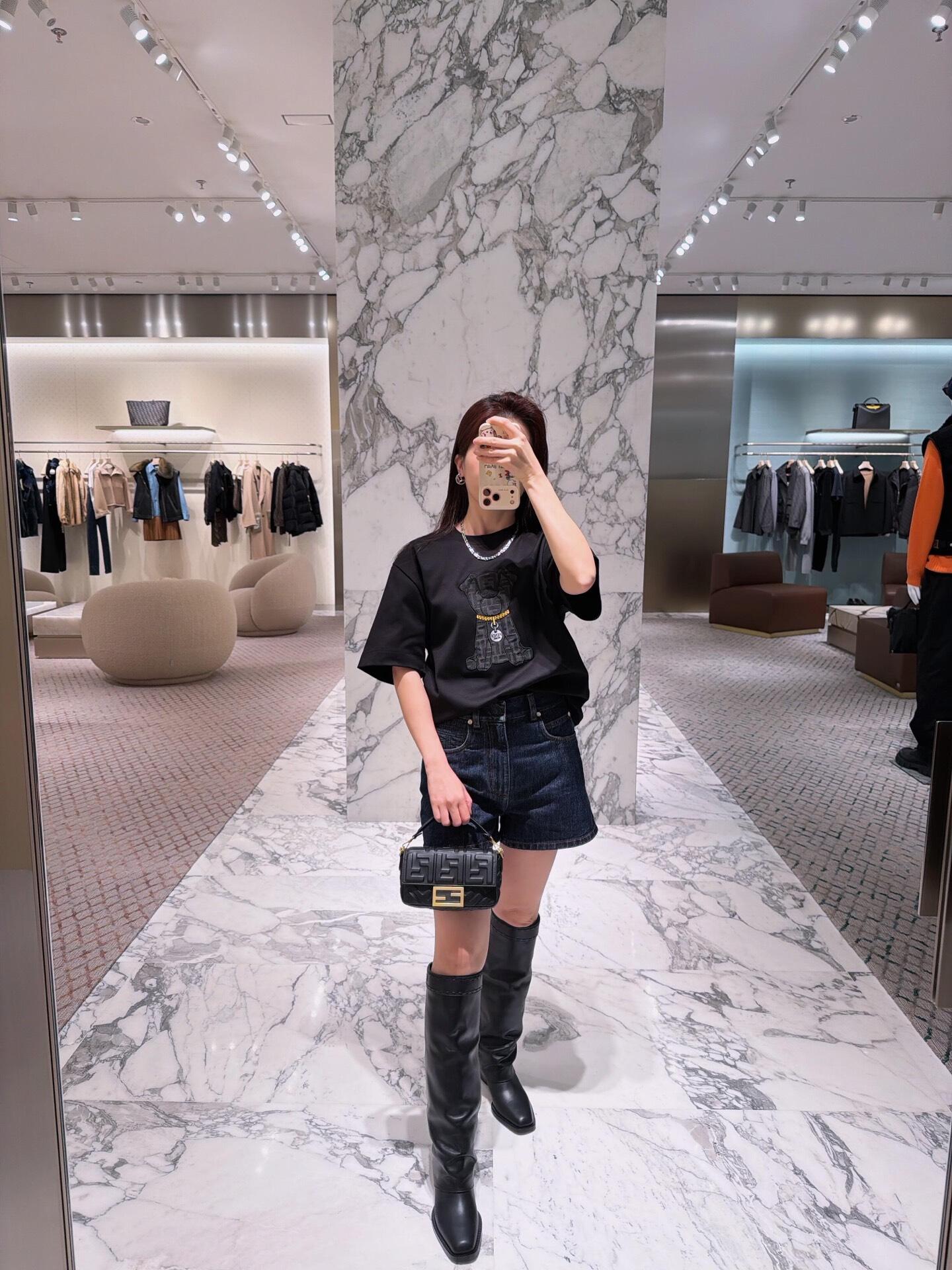 。FENDI 小狗贴布刺绣短袖FENDI 刺绣标识套头短袖面料：采用260克丝光双面。工艺：刺绣采用3D