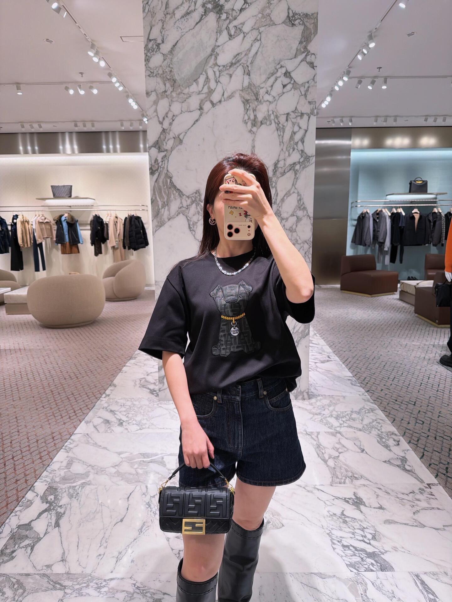 。FENDI 小狗贴布刺绣短袖FENDI 刺绣标识套头短袖面料：采用260克丝光双面。工艺：刺绣采用3D