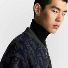 DIOR 全幅提花针织拉链外套 面料:采用60%羊毛,30棉,10%羊绒。 面料:内衬采用50%棉,50%粘胶纤维。 工 DIOR 全幅提花针织拉链外套 面料:采用60%羊毛,30棉,10%羊绒。 面料:内衬采用50%棉,50%粘胶纤维。 工