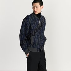 DIOR 全幅提花针织拉链外套 面料:采用60%羊毛,30棉,10%羊绒。 面料:内衬采用50%棉,50%粘胶纤维。 工 DIOR 全幅提花针织拉链外套 面料:采用60%羊毛,30棉,10%羊绒。 面料:内衬采用50%棉,50%粘胶纤维。 工