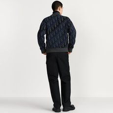 DIOR 全幅提花针织拉链外套 面料:采用60%羊毛,30棉,10%羊绒。 面料:内衬采用50%棉,50%粘胶纤维。 工 DIOR 全幅提花针织拉链外套 面料:采用60%羊毛,30棉,10%羊绒。 面料:内衬采用50%棉,50%粘胶纤维。 工