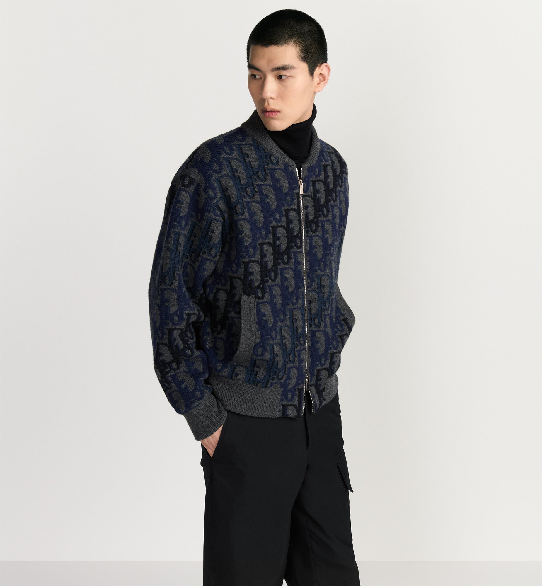 DIOR 全幅提花针织拉链外套 面料：采用60%羊毛，30棉，10%羊绒。 面料：内衬采用50%棉，50%粘胶纤维。 工