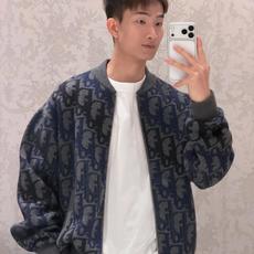 DIOR 全幅提花针织拉链外套 面料:采用60%羊毛,30棉,10%羊绒。 面料:内衬采用50%棉,50%粘胶纤维。 工 DIOR 全幅提花针织拉链外套 面料:采用60%羊毛,30棉,10%羊绒。 面料:内衬采用50%棉,50%粘胶纤维。 工