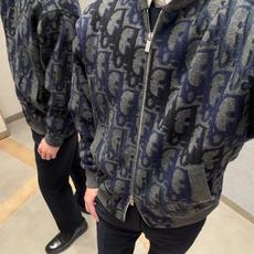 DIOR 全幅提花针织拉链外套 面料:采用60%羊毛,30棉,10%羊绒。 面料:内衬采用50%棉,50%粘胶纤维。 工 DIOR 全幅提花针织拉链外套 面料:采用60%羊毛,30棉,10%羊绒。 面料:内衬采用50%棉,50%粘胶纤维。 工