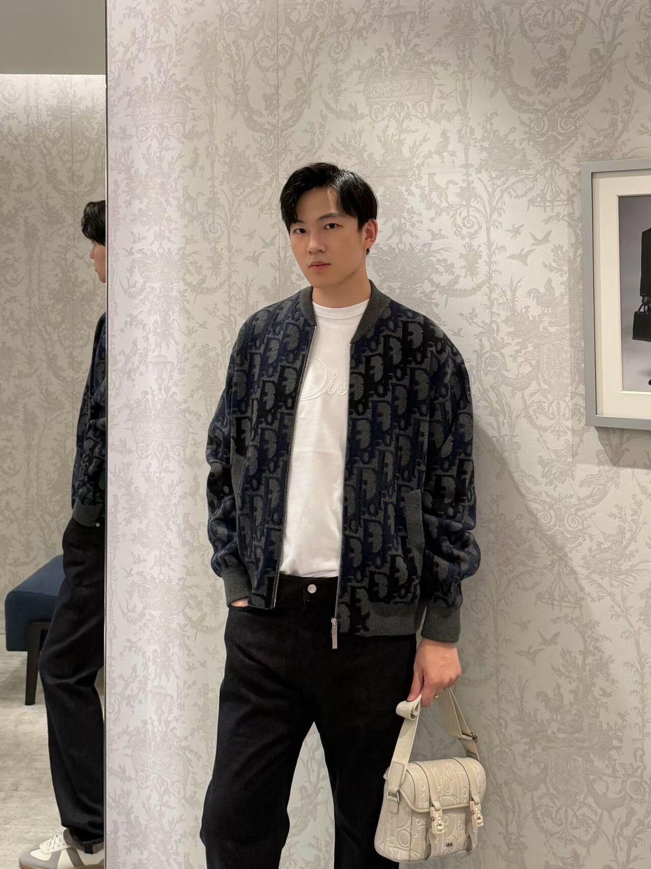 DIOR 全幅提花针织拉链外套 面料:采用60%羊毛,30棉,10%羊绒。 面料:内衬采用50%棉,50%粘胶纤维。 工 DIOR 全幅提花针织拉链外套 面料:采用60%羊毛,30棉,10%羊绒。 面料:内衬采用50%棉,50%粘胶纤维。 工