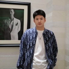 DIOR 全幅提花针织拉链外套 面料:采用60%羊毛,30棉,10%羊绒。 面料:内衬采用50%棉,50%粘胶纤维。 工 DIOR 全幅提花针织拉链外套 面料:采用60%羊毛,30棉,10%羊绒。 面料:内衬采用50%棉,50%粘胶纤维。 工