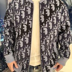 DIOR 全幅提花针织拉链外套 面料:采用60%羊毛,30棉,10%羊绒。 面料:内衬采用50%棉,50%粘胶纤维。 工 DIOR 全幅提花针织拉链外套 面料:采用60%羊毛,30棉,10%羊绒。 面料:内衬采用50%棉,50%粘胶纤维。 工