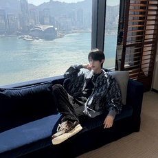 DIOR 全幅提花针织拉链外套 面料:采用60%羊毛,30棉,10%羊绒。 面料:内衬采用50%棉,50%粘胶纤维。 工 DIOR 全幅提花针织拉链外套 面料:采用60%羊毛,30棉,10%羊绒。 面料:内衬采用50%棉,50%粘胶纤维。 工