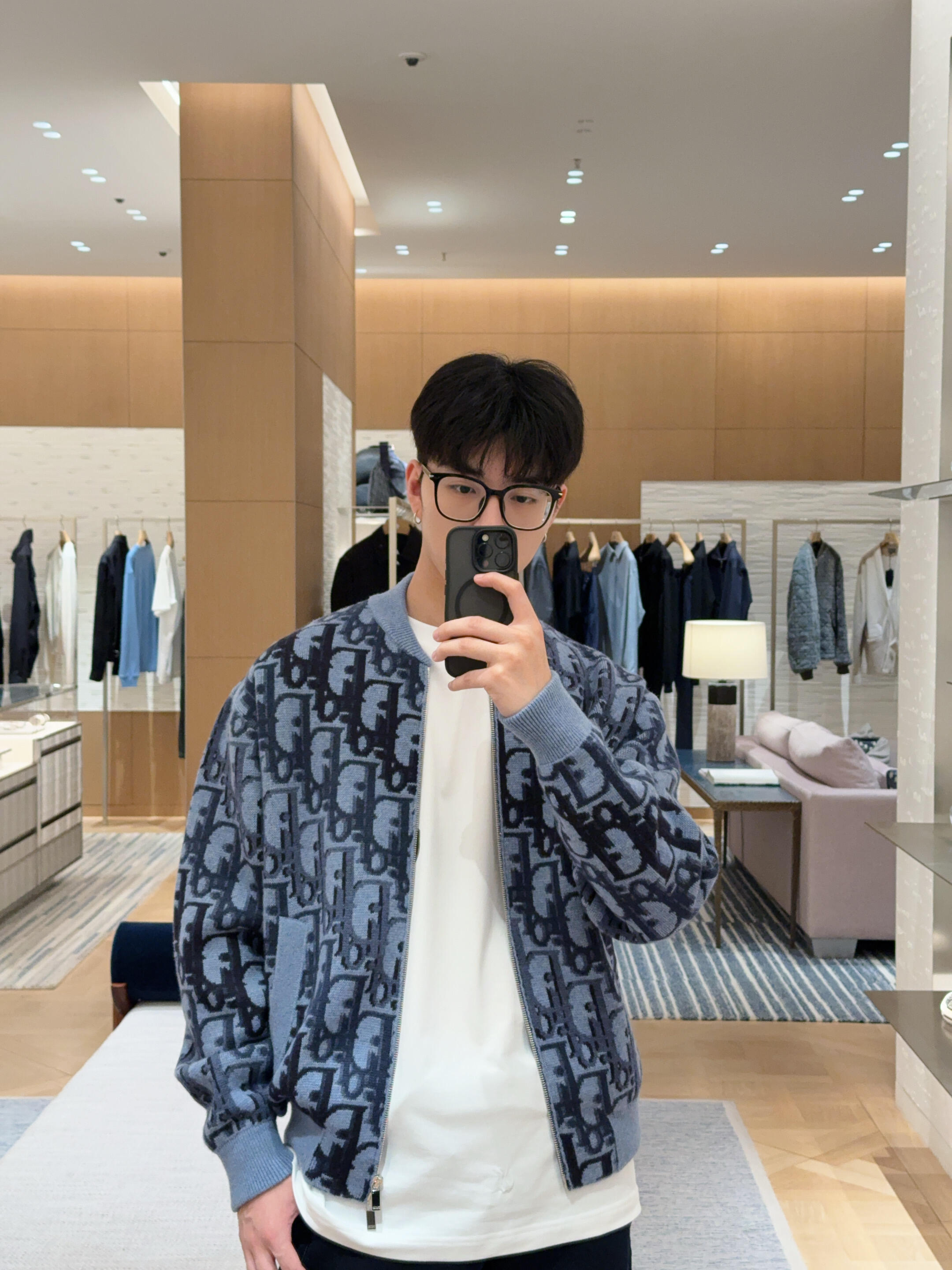 DIOR 全幅提花针织拉链外套 面料:采用60%羊毛,30棉,10%羊绒。 面料:内衬采用50%棉,50%粘胶纤维。 工 DIOR 全幅提花针织拉链外套 面料:采用60%羊毛,30棉,10%羊绒。 面料:内衬采用50%棉,50%粘胶纤维。 工