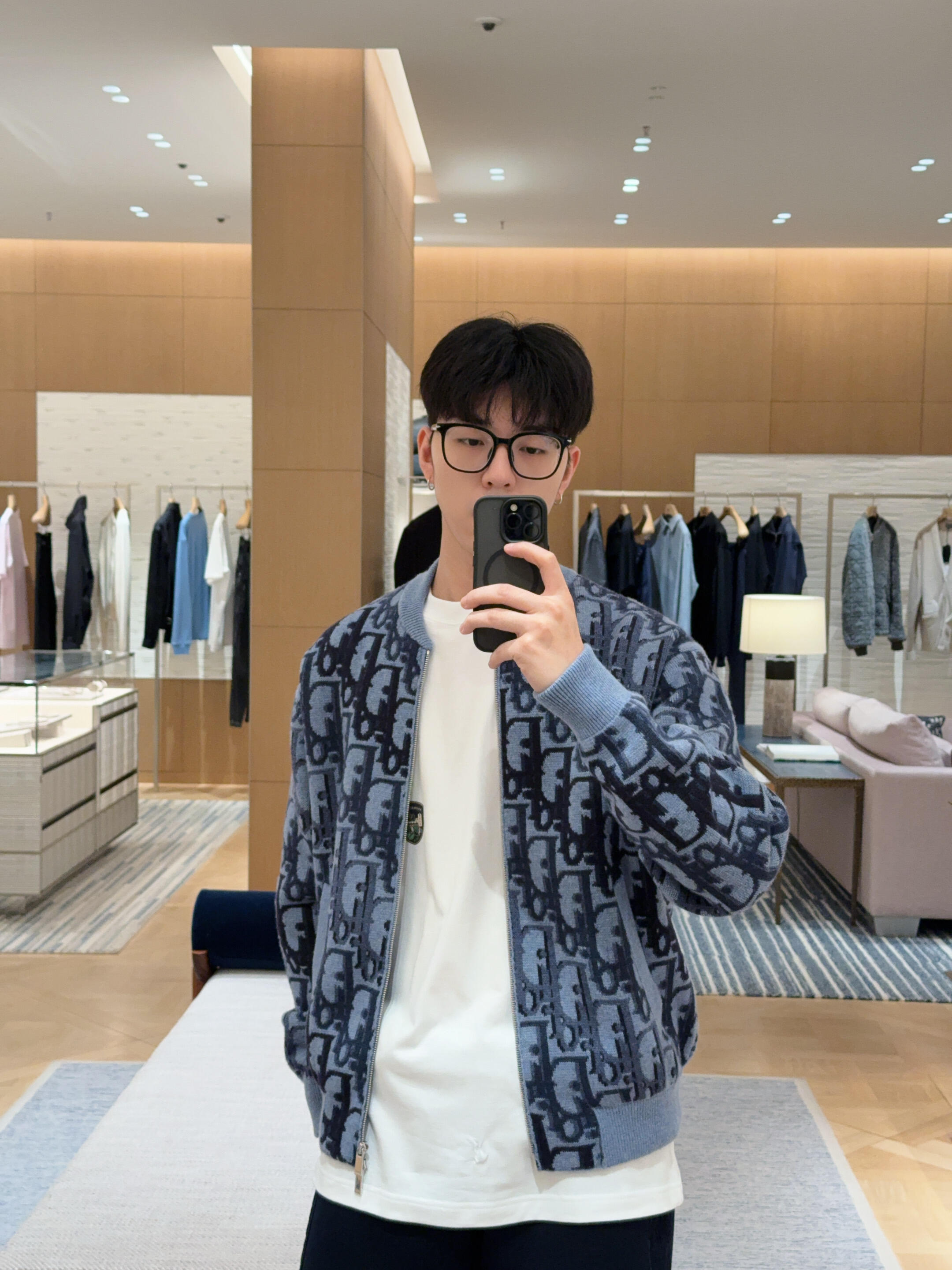 DIOR 全幅提花针织拉链外套 面料:采用60%羊毛,30棉,10%羊绒。 面料:内衬采用50%棉,50%粘胶纤维。 工 DIOR 全幅提花针织拉链外套 面料:采用60%羊毛,30棉,10%羊绒。 面料:内衬采用50%棉,50%粘胶纤维。 工
