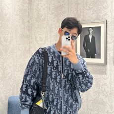 DIOR 全幅提花针织拉链外套 面料:采用60%羊毛,30棉,10%羊绒。 面料:内衬采用50%棉,50%粘胶纤维。 工 DIOR 全幅提花针织拉链外套 面料:采用60%羊毛,30棉,10%羊绒。 面料:内衬采用50%棉,50%粘胶纤维。 工