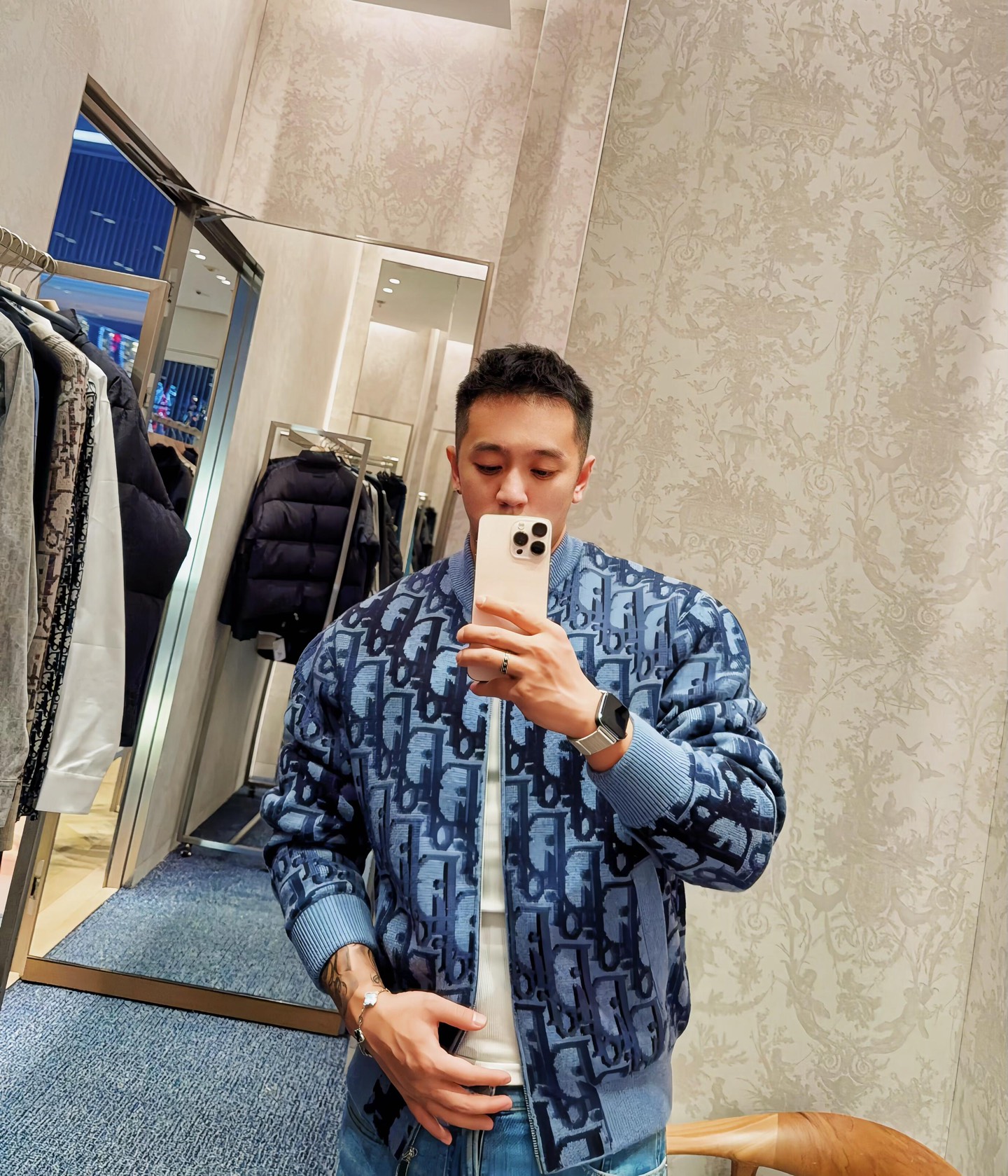 DIOR 全幅提花针织拉链外套 面料:采用60%羊毛,30棉,10%羊绒。 面料:内衬采用50%棉,50%粘胶纤维。 工 DIOR 全幅提花针织拉链外套 面料:采用60%羊毛,30棉,10%羊绒。 面料:内衬采用50%棉,50%粘胶纤维。 工