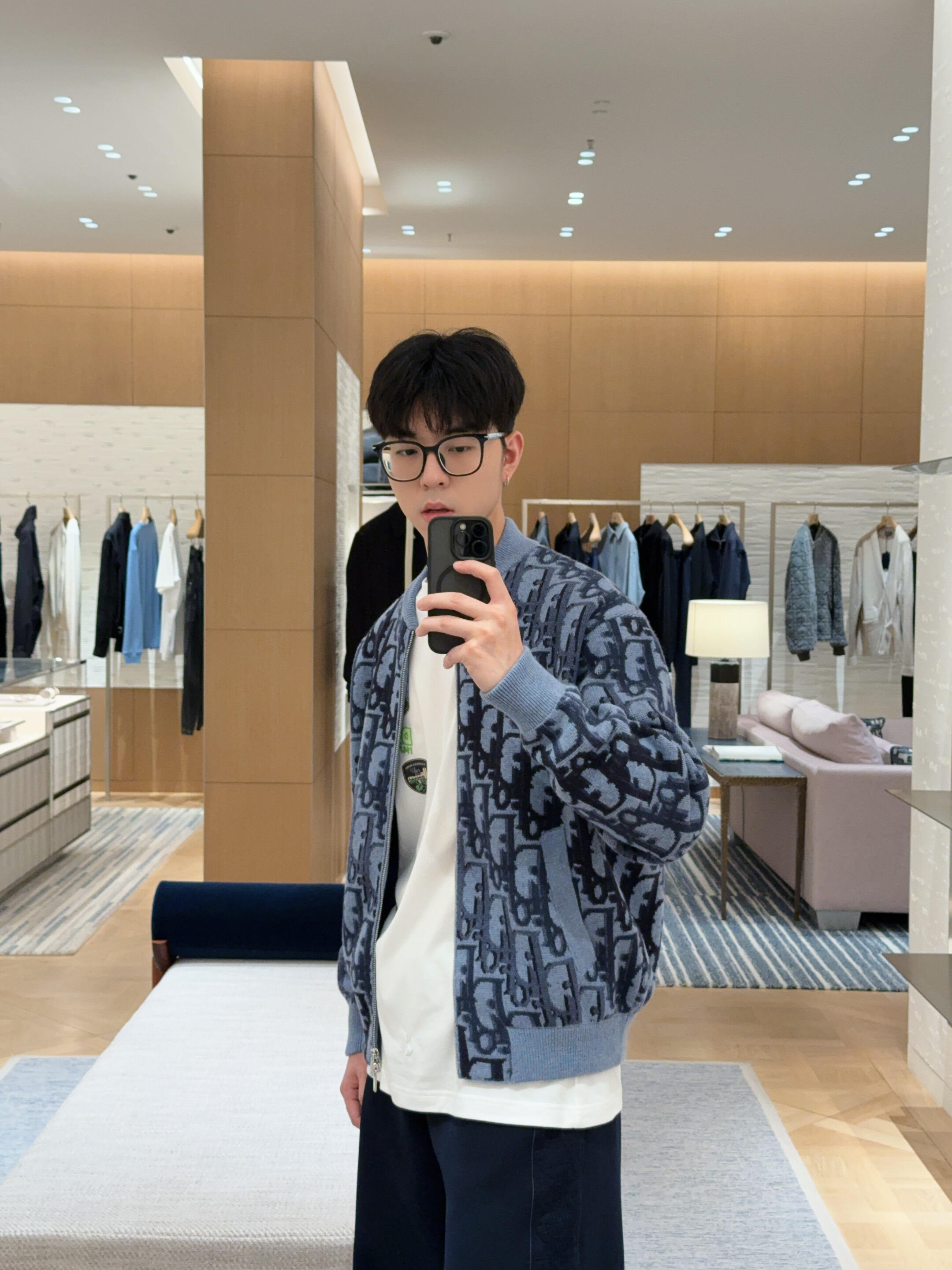 DIOR 全幅提花针织拉链外套 面料:采用60%羊毛,30棉,10%羊绒。 面料:内衬采用50%棉,50%粘胶纤维。 工 DIOR 全幅提花针织拉链外套 面料:采用60%羊毛,30棉,10%羊绒。 面料:内衬采用50%棉,50%粘胶纤维。 工