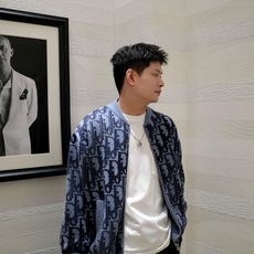 DIOR 全幅提花针织拉链外套 面料:采用60%羊毛,30棉,10%羊绒。 面料:内衬采用50%棉,50%粘胶纤维。 工 DIOR 全幅提花针织拉链外套 面料:采用60%羊毛,30棉,10%羊绒。 面料:内衬采用50%棉,50%粘胶纤维。 工