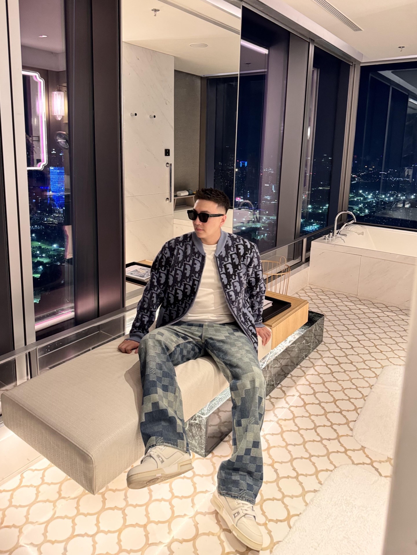 DIOR 全幅提花针织拉链外套 面料:采用60%羊毛,30棉,10%羊绒。 面料:内衬采用50%棉,50%粘胶纤维。 工 DIOR 全幅提花针织拉链外套 面料:采用60%羊毛,30棉,10%羊绒。 面料:内衬采用50%棉,50%粘胶纤维。 工