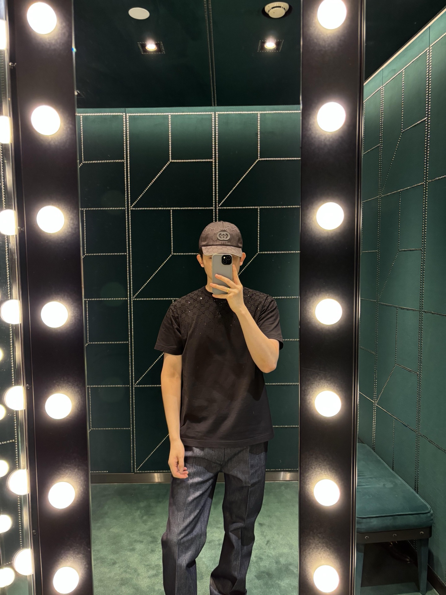 NO:690780,.Gucci hot diamond double G logo short sleeves. The fabric is made of 32-count combed cotton double yarn. The fabric thread is matched with 1*1 Solona. The craft hot diamond is made of imitation crystals. The gradient style design presents a visual impact and is embellished with the brand's double G graphics. Original customized 11 panels.  A variety of brand iconic materials such as GG canvas, jersey fabric, knitted cotton and pique cotton are carefully integrated into gradient effect crystal embroidery to create a dazzling contrasting effect. This T-shirt is crafted from fine velvet knitted cotton and cleverly integrated into gradient GG crystals. Accessories are customized with 11 wash marks. Craftsmanship is customized with 11 hot diamond logos. Size S-M-L-XL. Color black, gucci, T-shirt, tees, t-shirt,19860909.Gucci 烫钻双G标识短袖 面料采用32支精梳棉双纱. 面料螺纹搭配1*1索罗娜. 工艺烫钻采用仿水晶,渐变风格设计呈现冲击视觉感,以品牌双G图形做为点缀.原版定制11图板. GG帆布,平纹针织面料,针织棉和珠地棉等多种品牌标志性材质匠心融入渐变效果仿水晶刺绣,打造亮眼对比效果.这款T恤以细绒针织棉匠心打造,巧妙融入渐变GG仿水晶. 辅料定制11洗水商标 工艺定制11烫钻标识 尺码S-M-L-XL 颜色黑,,gucci,T-shirt,tees，t-shirt,,Men's clothing