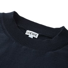 LOEWE 动物Anagramv刺绣标识针织衫 面料:采用55%毛衣,40%棉,10%锦纶。 工艺:刺绣3D立体刺绣,以 LOEWE 动物Anagramv刺绣标识针织衫 面料:采用55%毛衣,40%棉,10%锦纶。 工艺:刺绣3D立体刺绣,以