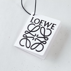 LOEWE 动物Anagramv刺绣标识针织衫 面料:采用55%毛衣,40%棉,10%锦纶。 工艺:刺绣3D立体刺绣,以 LOEWE 动物Anagramv刺绣标识针织衫 面料:采用55%毛衣,40%棉,10%锦纶。 工艺:刺绣3D立体刺绣,以