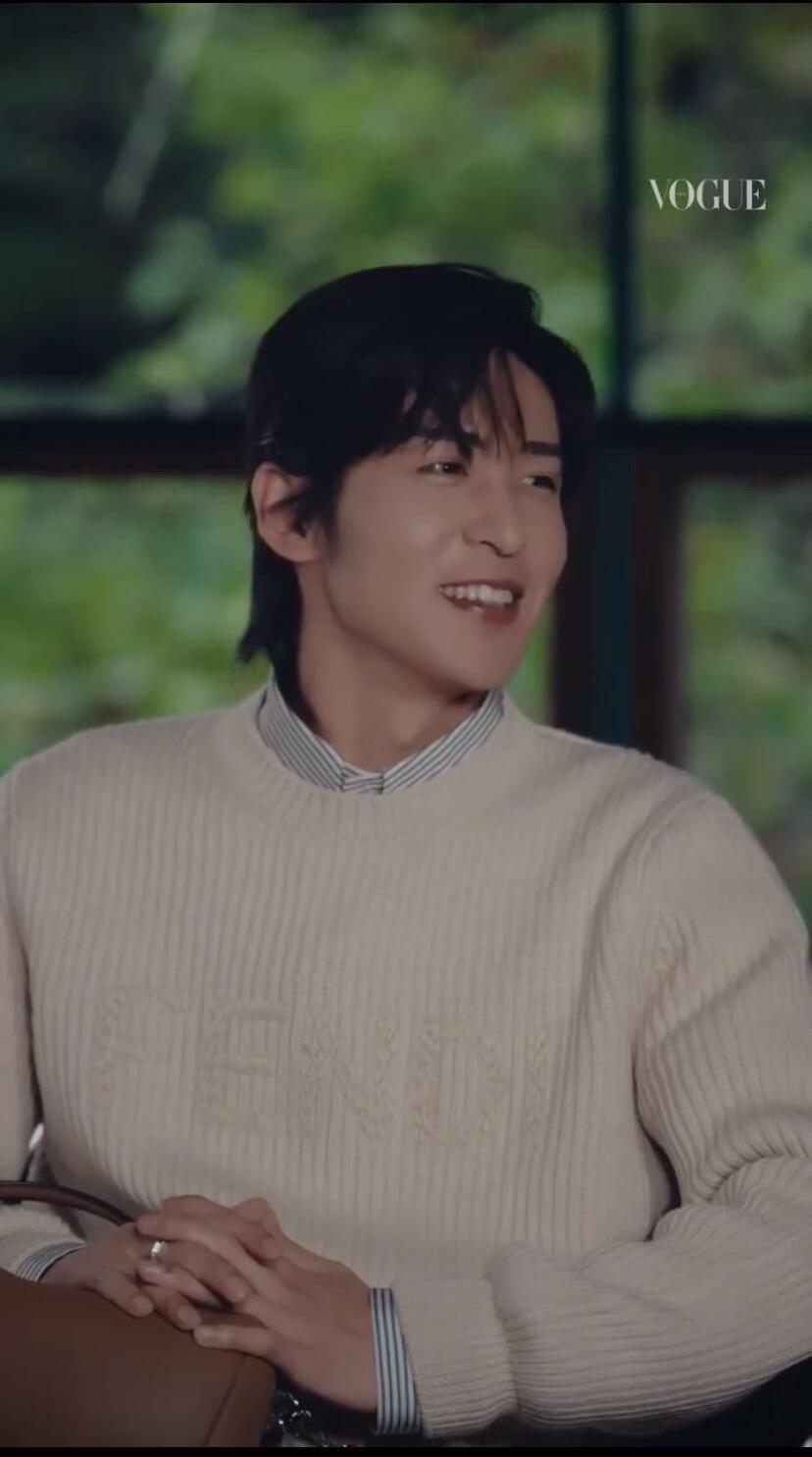 NO:712230,.Support replacement after the year!  FENDI letter embroidered logo sweater. The fabric is made of 50% wool, 40% cotton, and 10% polyester fiber. The craft embroidery uses cotton thread embroidery, which is wound with 12-needle double threads at the machine mouth. The flat embroidery effect shows a parallel effect with the clothes. The craftsmanship garments are washed to remove surface wool impurities, fix the color and fix the pattern, adding a hand feel.  Standard cut round neck pullover. Wool blend material, same color throughout, cotton thread embroidery, with a delicate opaque effect. Collar, cuffs and hem with ribbed finish. Accessories customized with 11 wash logos Craftsmanship customized with 11 embroidered logos Size S-M-L-Xl Color blue-apricot,,fendi,19860909.支持年后退换！FENDI 字母刺绣标识针织衫 面料采用50羊毛,40棉,10聚酯纤维. 工艺刺绣采用棉线刺绣,采用机口12针头双线缠绕,平面刺绣效果呈现出与衣服平行效果. 工艺成衣洗水,去除表面羊毛杂质,固色固定版型,添加手感. 标准剪裁圆领套头衫.羊毛混纺材质,全幅同色系,棉线绣花,呈细致的不透明效果.领口,袖口和下摆带罗纹饰面. 辅料定制11洗水商标 工艺定制11刺绣标识 尺码S-M-L-Xl 颜色蓝-杏,,fendi,,Men's clothing