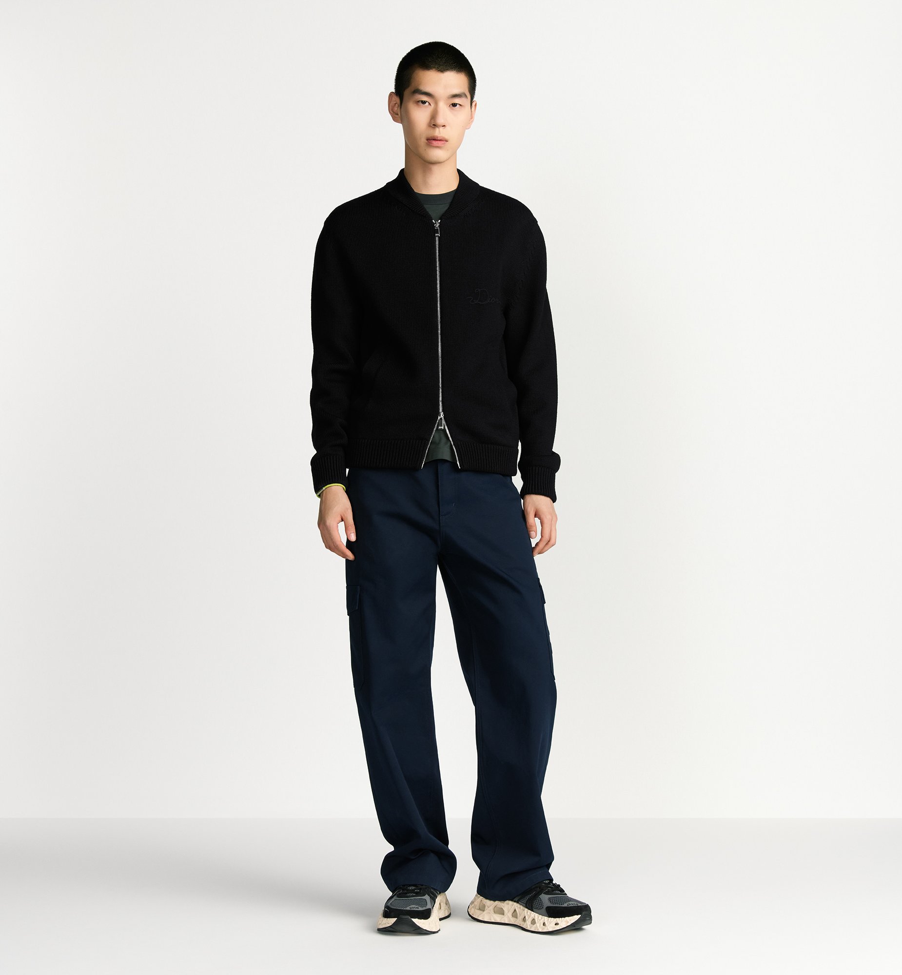 NO:712227,.Support replacement after the year!  DIOR embroidered logo knitted zipper jacket. The fabric is made of beautiful high-content wool yarn, 65% wool, 35% cotton yarn. This fabric needs to be custom-woven. The accessory zipper uses electroplated metal pullers, with the same color electroplated metal pull teeth. The price is engraved with the logo on the surface. The front embroidery uses a matte 3D three-dimensional embroidery effect, and the back panel uses a coarse cotton yarn embroidery process. The craftsmanship of the garment is washed to remove wool impurities, fix the color, fix the pattern, and add a hand feel.  This short jacket is a new product of the 2026 spring men's wear series, decorated with the Dior Ribbon logo, paying tribute to the exquisite craftsmanship of the Dior workshop. It is carefully made of black sheep wool jersey fabric, with zipper closure design, and ribbed collar, cuffs and hem. The elegant version can be matched with jeans to create a casual and fashionable sophisticated look. Accessories customized 11 wash trademark Accessories customized 11 electroplated zipper Craft short sleeves 11 embroidered logo  Size S-M-L-XL Color black!  ,,dior,jeans,jackets & coats,jackets & coats,T-shirt,gold plating,19860909.支持年后退换！DIOR 刺绣标识针织拉链外套 面料采用美丽权高含量羊毛纱,65羊毛,35棉纱.该款面料需定制定织. 辅料拉链采用电镀金属拉头,搭配同色电镀金属拉牙.面上价格刻字标识logo. 工艺前幅刺绣采用哑光线3D立体刺效果,后幅采用粗棉纱刺绣工艺. 工艺成衣洗水,去除羊毛杂质,固色,固定版型,添加手感. 这款短夹克是二零二六春季男装系列新品,饰以DiorRibbon标志,向Dior工坊的精湛工艺致敬.采用黑色绵羊毛平纹针织面料精心制作,拉链开合设计,搭配罗纹衣领,袖口和底边.优雅版型,可与牛仔裤搭配,打造休闲时髦的精致造型. 辅料定制11洗水商标 辅料定制11电镀拉链 工艺短袖11刺绣标识 尺码S-M-L-XL 颜色黑 ！,,dior,jeans,jackets & coats,jackets & coats,T-shirt,gold plating,,Men's clothing