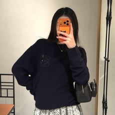 LOEWE 动物Anagramv刺绣标识针织衫 面料:采用55%毛衣,40%棉,10%锦纶。 工艺:刺绣3D立体刺绣,以 LOEWE 动物Anagramv刺绣标识针织衫 面料:采用55%毛衣,40%棉,10%锦纶。 工艺:刺绣3D立体刺绣,以