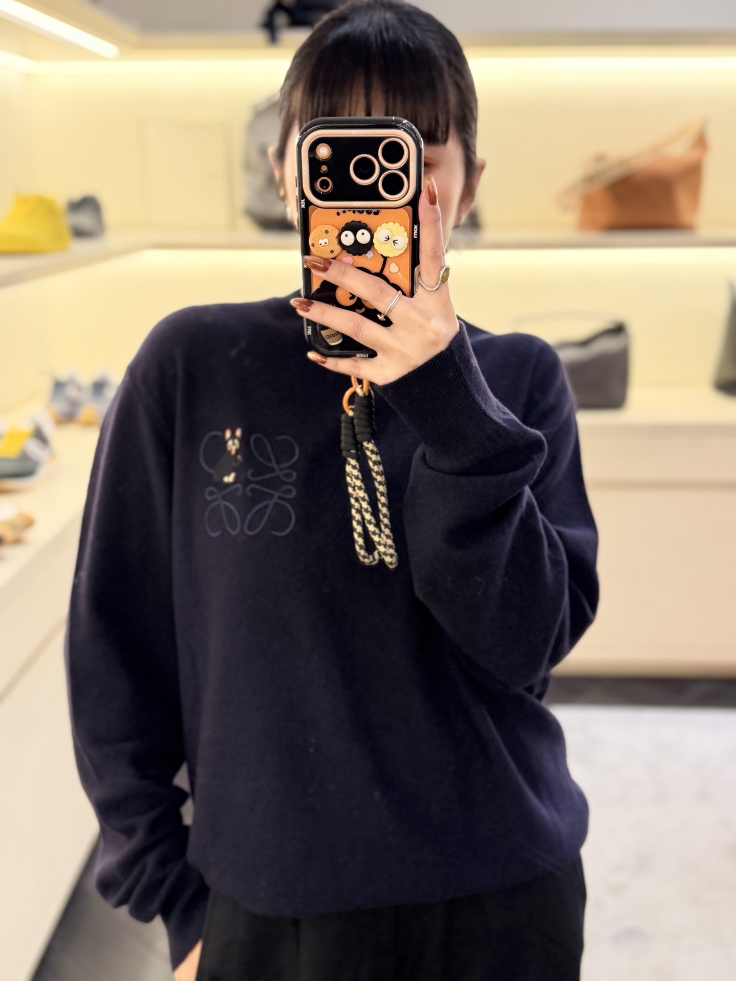 LOEWE 动物Anagramv刺绣标识针织衫 面料:采用55%毛衣,40%棉,10%锦纶。 工艺:刺绣3D立体刺绣,以 LOEWE 动物Anagramv刺绣标识针织衫 面料:采用55%毛衣,40%棉,10%锦纶。 工艺:刺绣3D立体刺绣,以