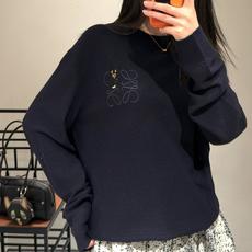 LOEWE 动物Anagramv刺绣标识针织衫 面料:采用55%毛衣,40%棉,10%锦纶。 工艺:刺绣3D立体刺绣,以 LOEWE 动物Anagramv刺绣标识针织衫 面料:采用55%毛衣,40%棉,10%锦纶。 工艺:刺绣3D立体刺绣,以
