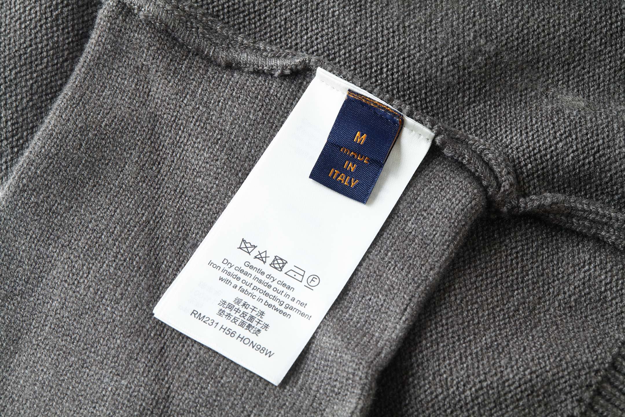 。LOUIS VUITTON 机缝珍珠标识针织衫面料：创业30%羊毛，60%棉，10%锦纶。辅料，纽扣采