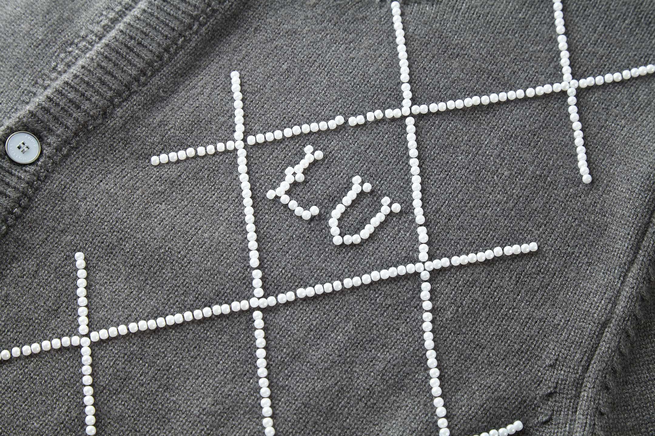 。LOUIS VUITTON 机缝珍珠标识针织衫面料：创业30%羊毛，60%棉，10%锦纶。辅料，纽扣采