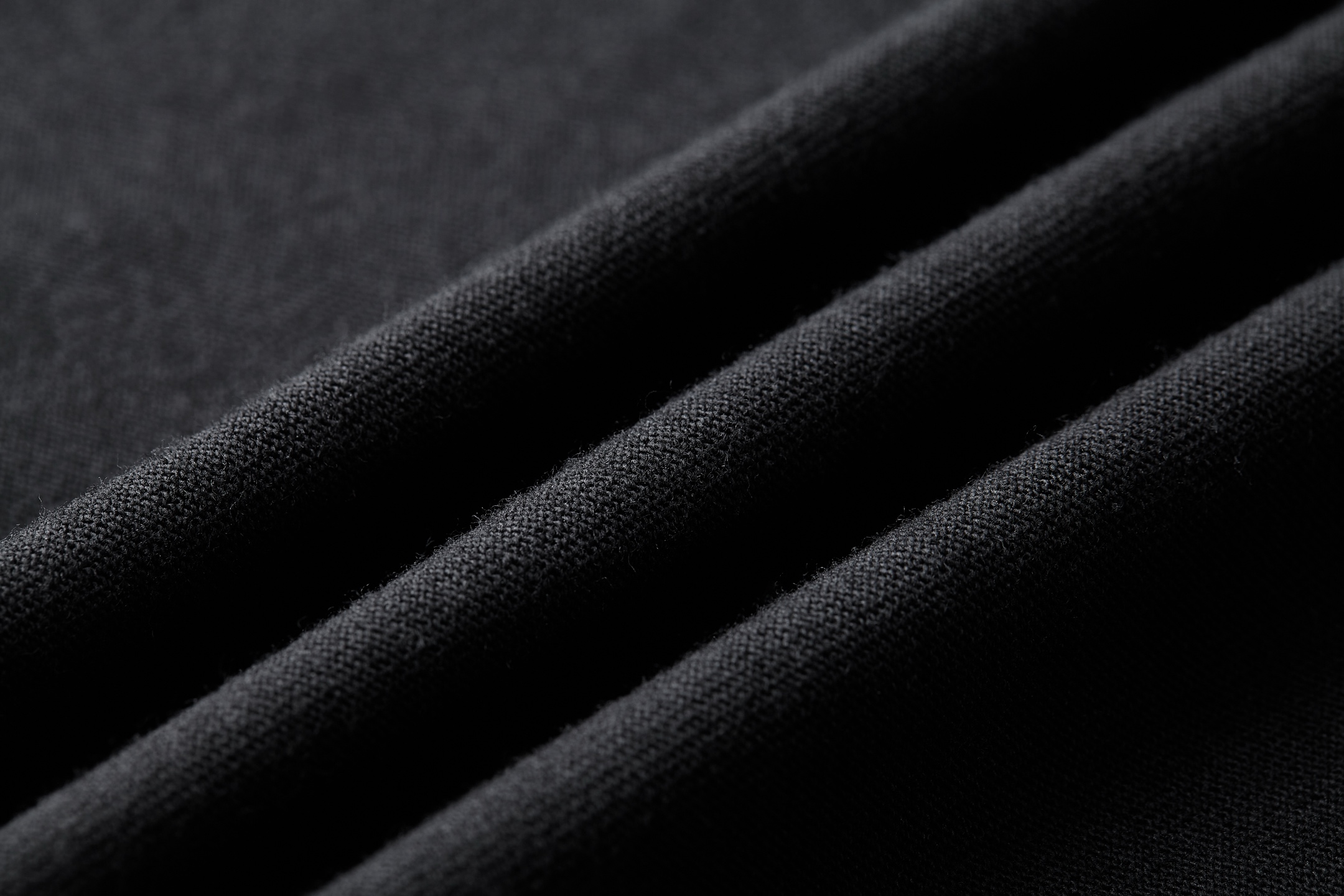 。PRADA 毛巾刺绣标识短袖面料：采用16支麻绵单面，原版定染定织。面料：螺纹搭配1*1索罗娜。工艺：