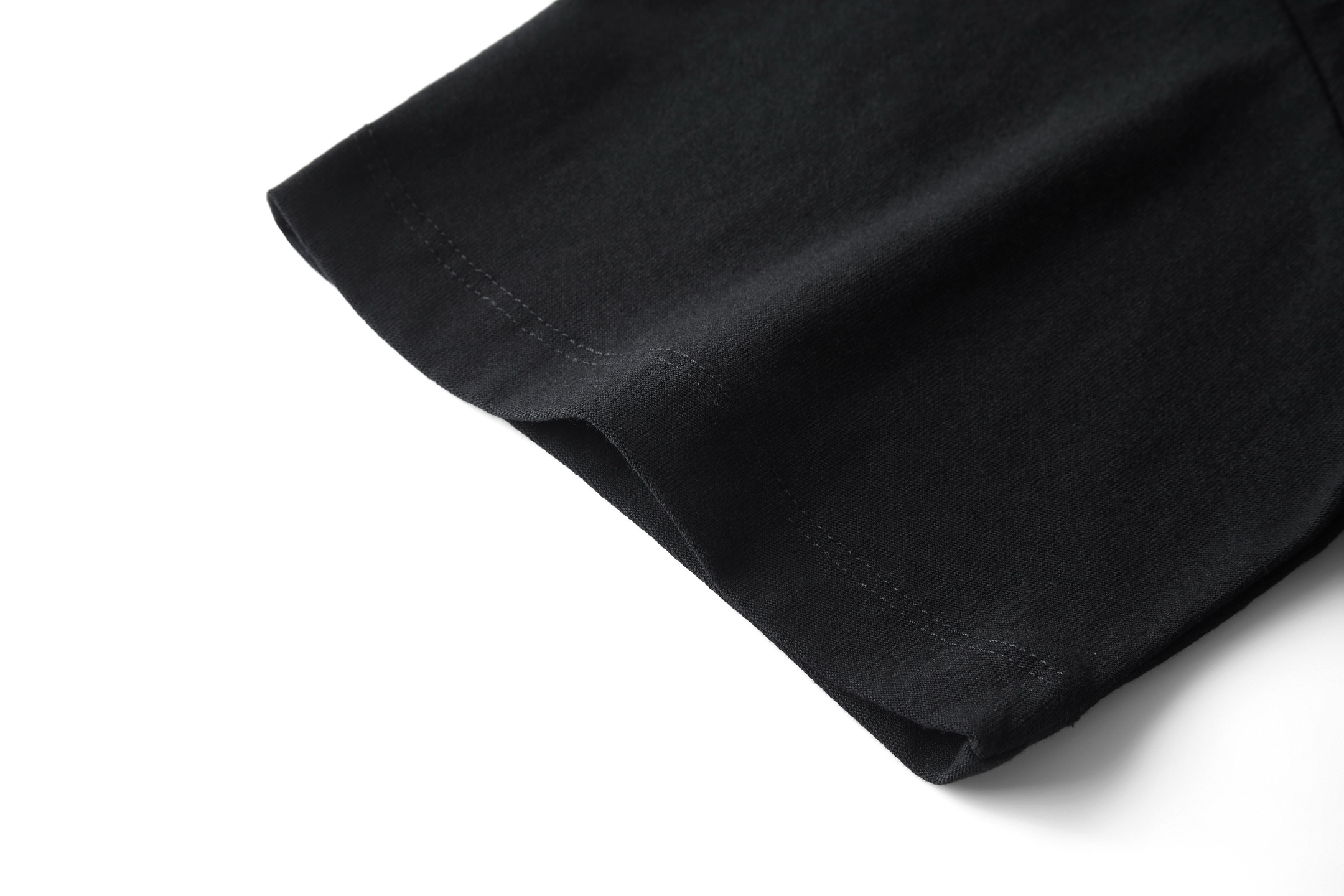 。PRADA 毛巾刺绣标识短袖面料：采用16支麻绵单面，原版定染定织。面料：螺纹搭配1*1索罗娜。工艺：