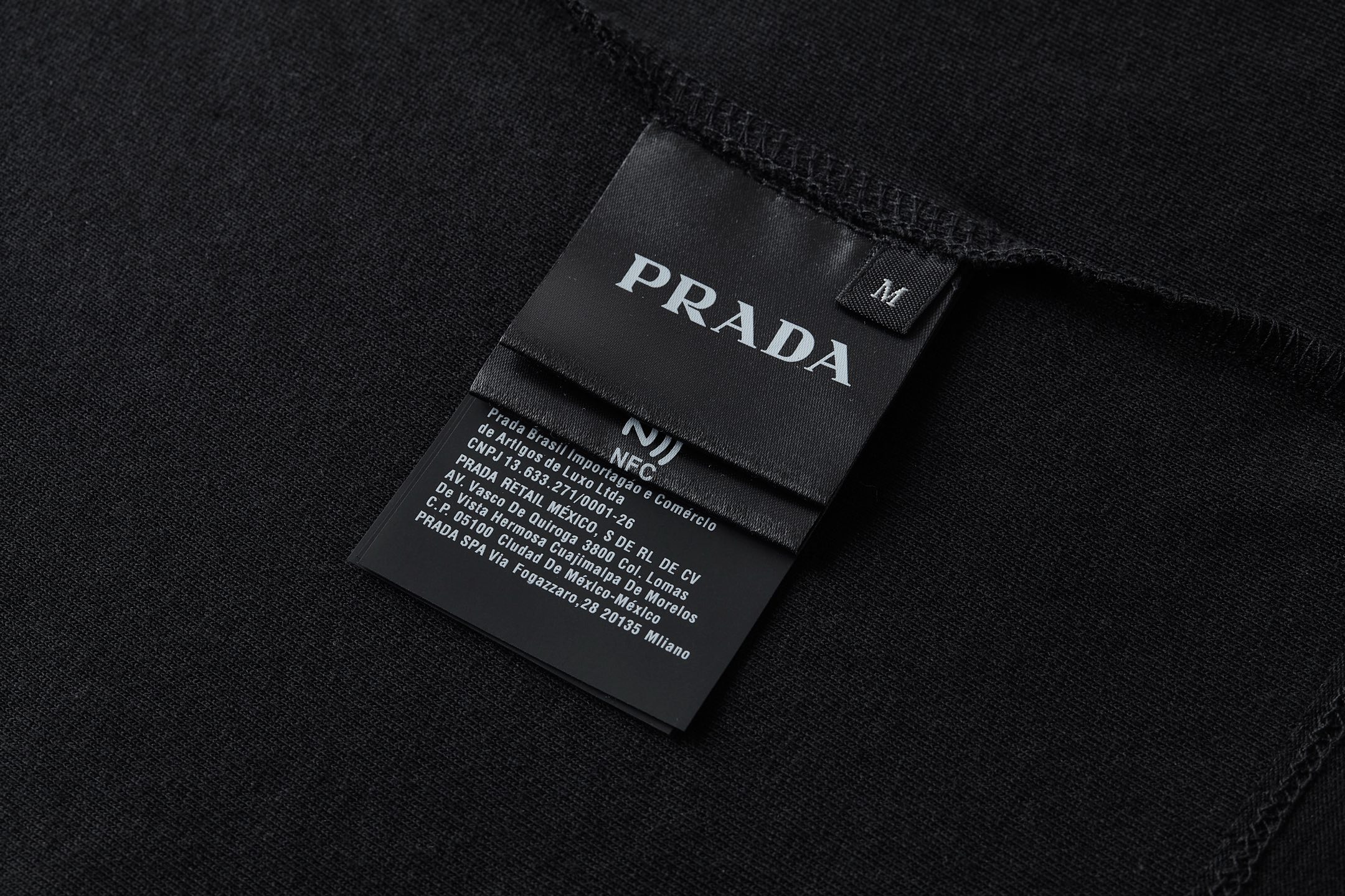 。PRADA 毛巾刺绣标识短袖面料：采用16支麻绵单面，原版定染定织。面料：螺纹搭配1*1索罗娜。工艺：