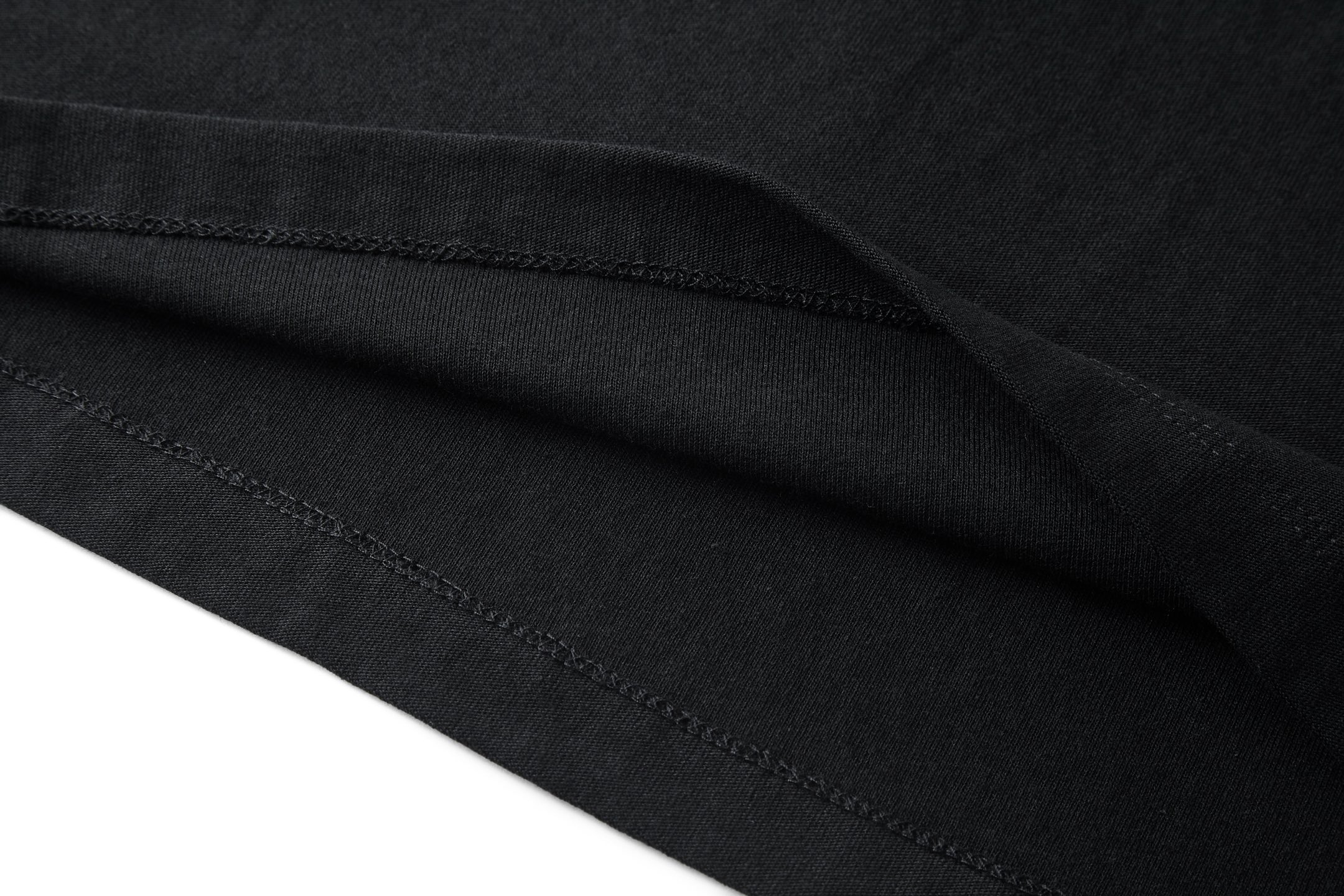 。PRADA 毛巾刺绣标识短袖面料：采用16支麻绵单面，原版定染定织。面料：螺纹搭配1*1索罗娜。工艺：