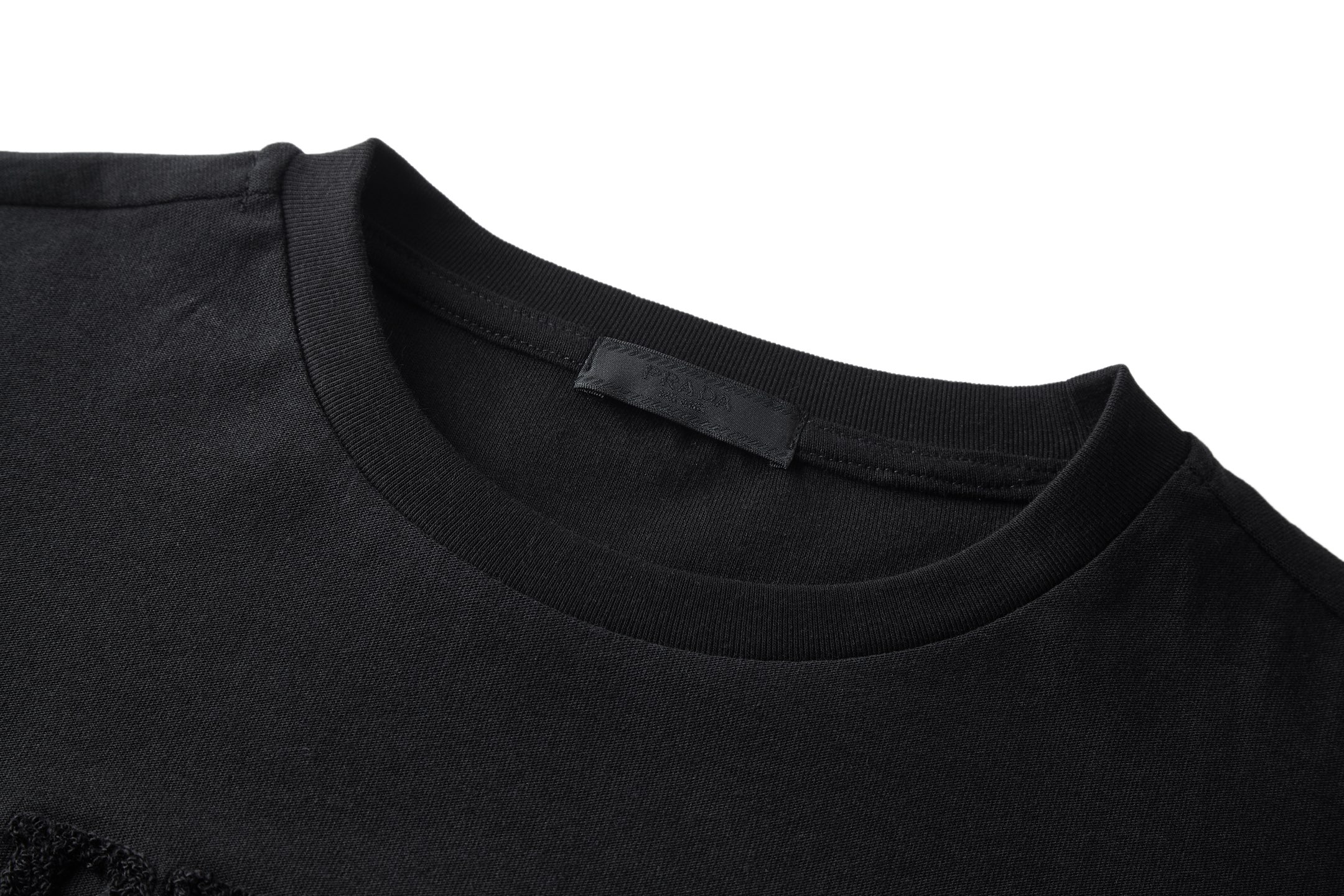 。PRADA 毛巾刺绣标识短袖面料：采用16支麻绵单面，原版定染定织。面料：螺纹搭配1*1索罗娜。工艺：