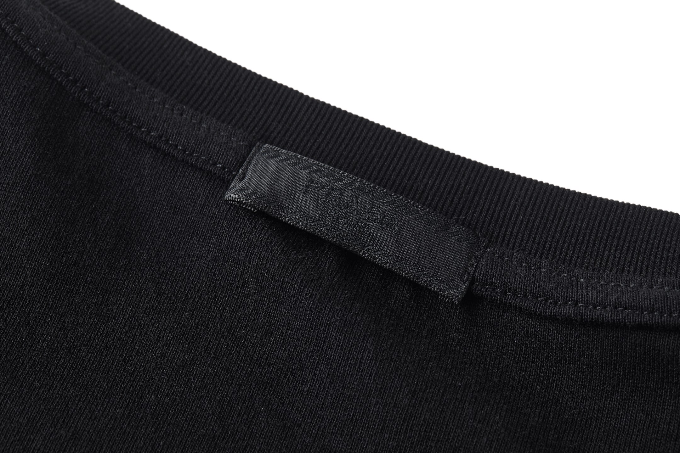 。PRADA 毛巾刺绣标识短袖面料：采用16支麻绵单面，原版定染定织。面料：螺纹搭配1*1索罗娜。工艺：