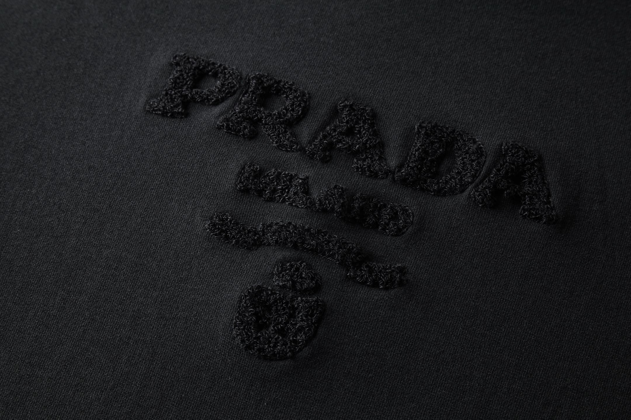 。PRADA 毛巾刺绣标识短袖面料：采用16支麻绵单面，原版定染定织。面料：螺纹搭配1*1索罗娜。工艺：