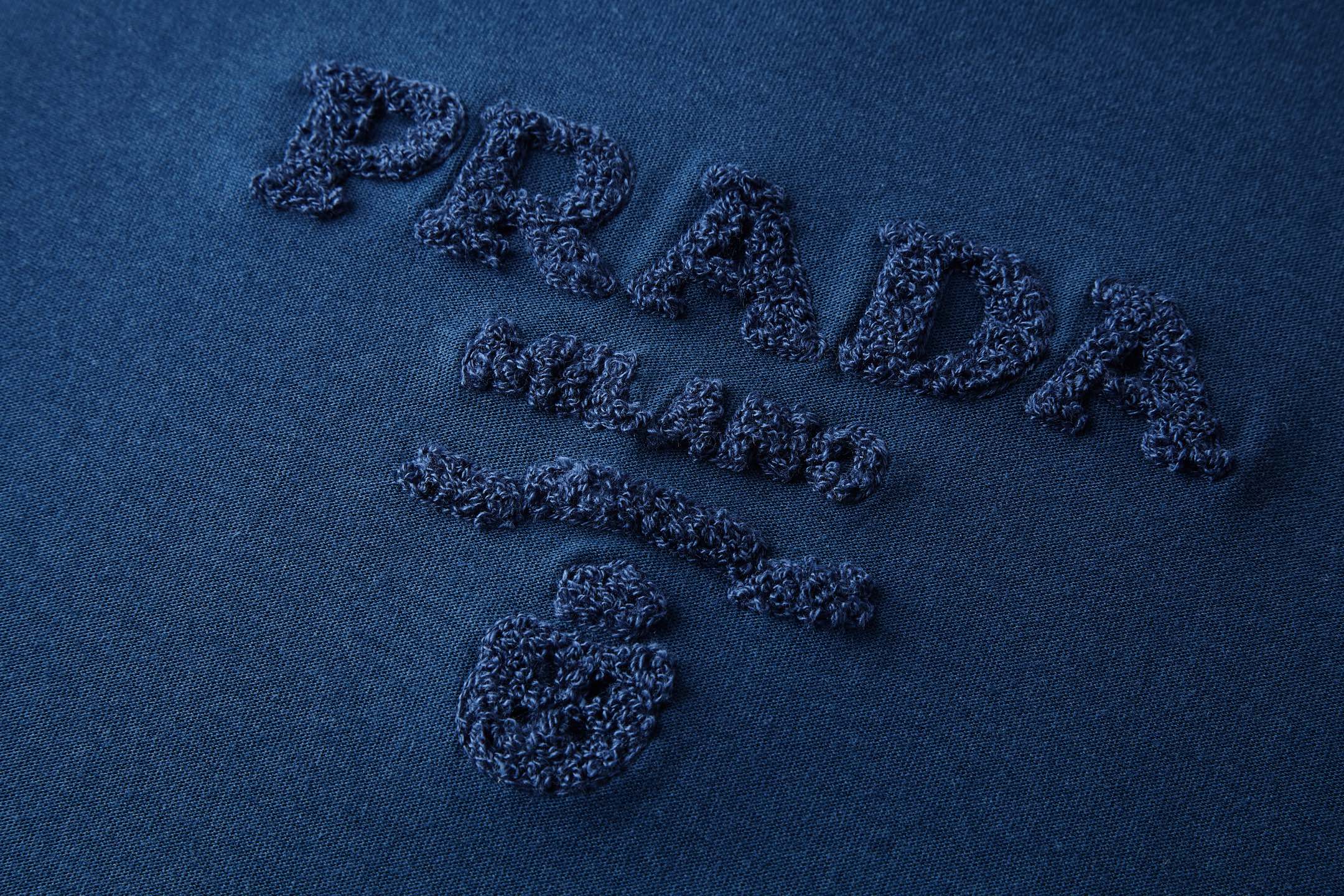 。PRADA 毛巾刺绣标识短袖面料：采用16支麻绵单面，原版定染定织。面料：螺纹搭配1*1索罗娜。工艺：