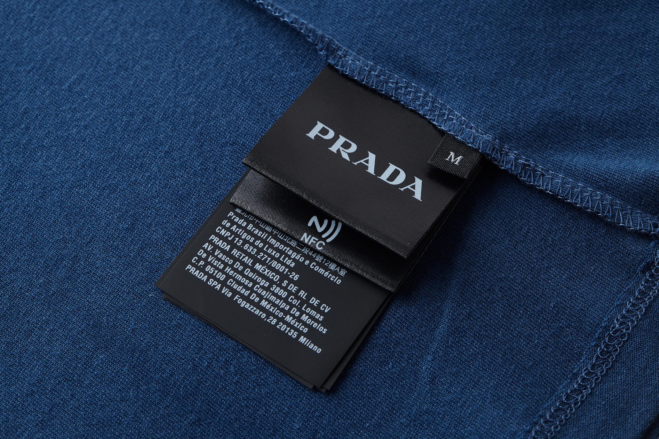 。PRADA 毛巾刺绣标识短袖面料：采用16支麻绵单面，原版定染定织。面料：螺纹搭配1*1索罗娜。工艺：