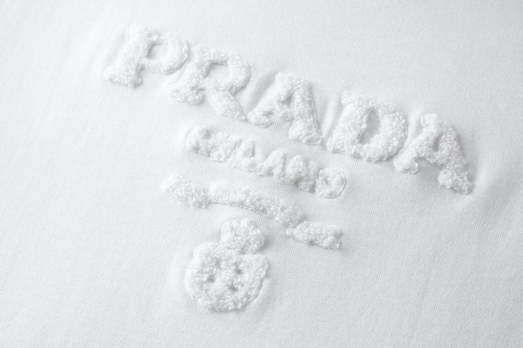 。PRADA 毛巾刺绣标识短袖面料：采用16支麻绵单面，原版定染定织。面料：螺纹搭配1*1索罗娜。工艺：