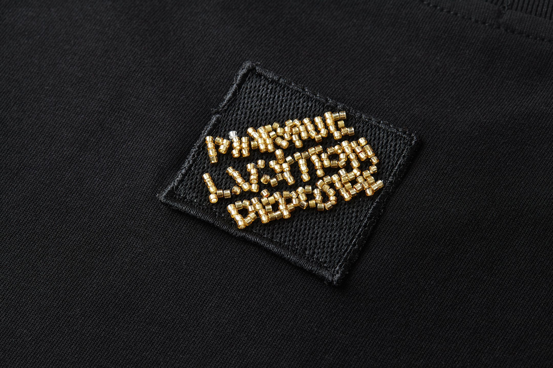 。LOUIS VUITTON 金色珠片刺绣标识短袖面料：采用32支双纱精梳棉。面料：螺纹采用1*1索罗纳