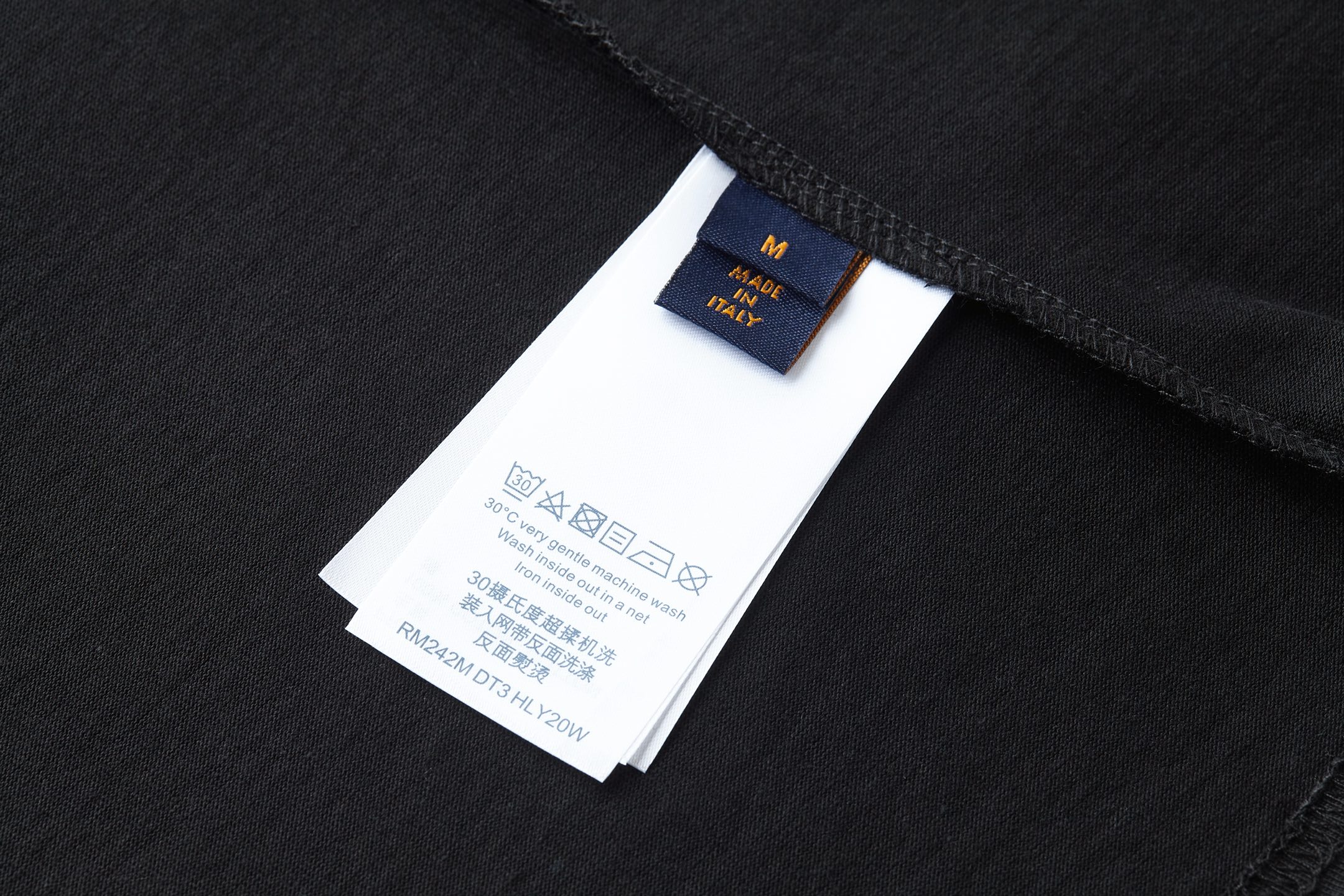 。LOUIS VUITTON 金色珠片刺绣标识短袖面料：采用32支双纱精梳棉。面料：螺纹采用1*1索罗纳