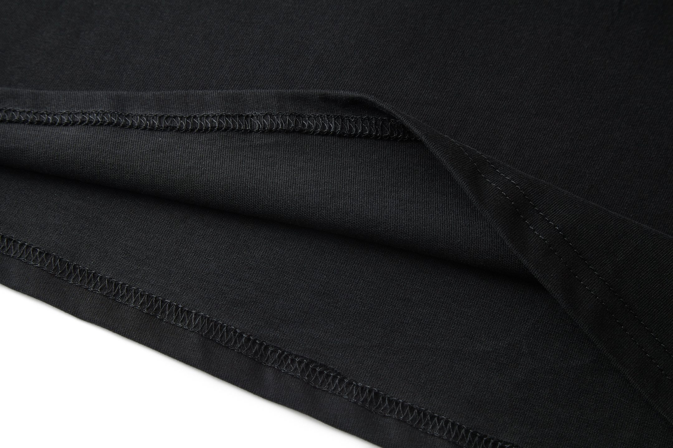 。LOUIS VUITTON 金色珠片刺绣标识短袖面料：采用32支双纱精梳棉。面料：螺纹采用1*1索罗纳