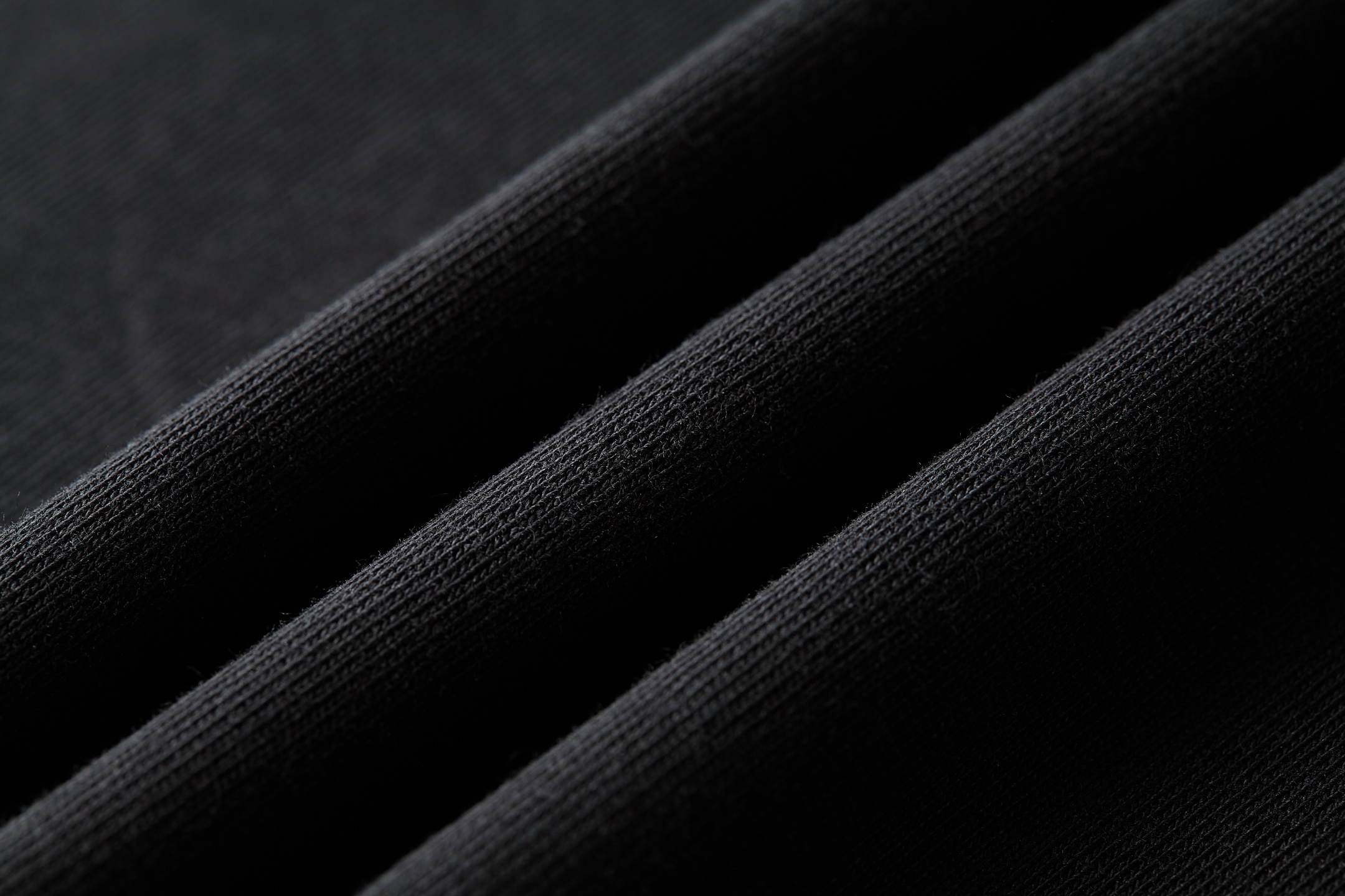 。LOUIS VUITTON 金色珠片刺绣标识短袖面料：采用32支双纱精梳棉。面料：螺纹采用1*1索罗纳