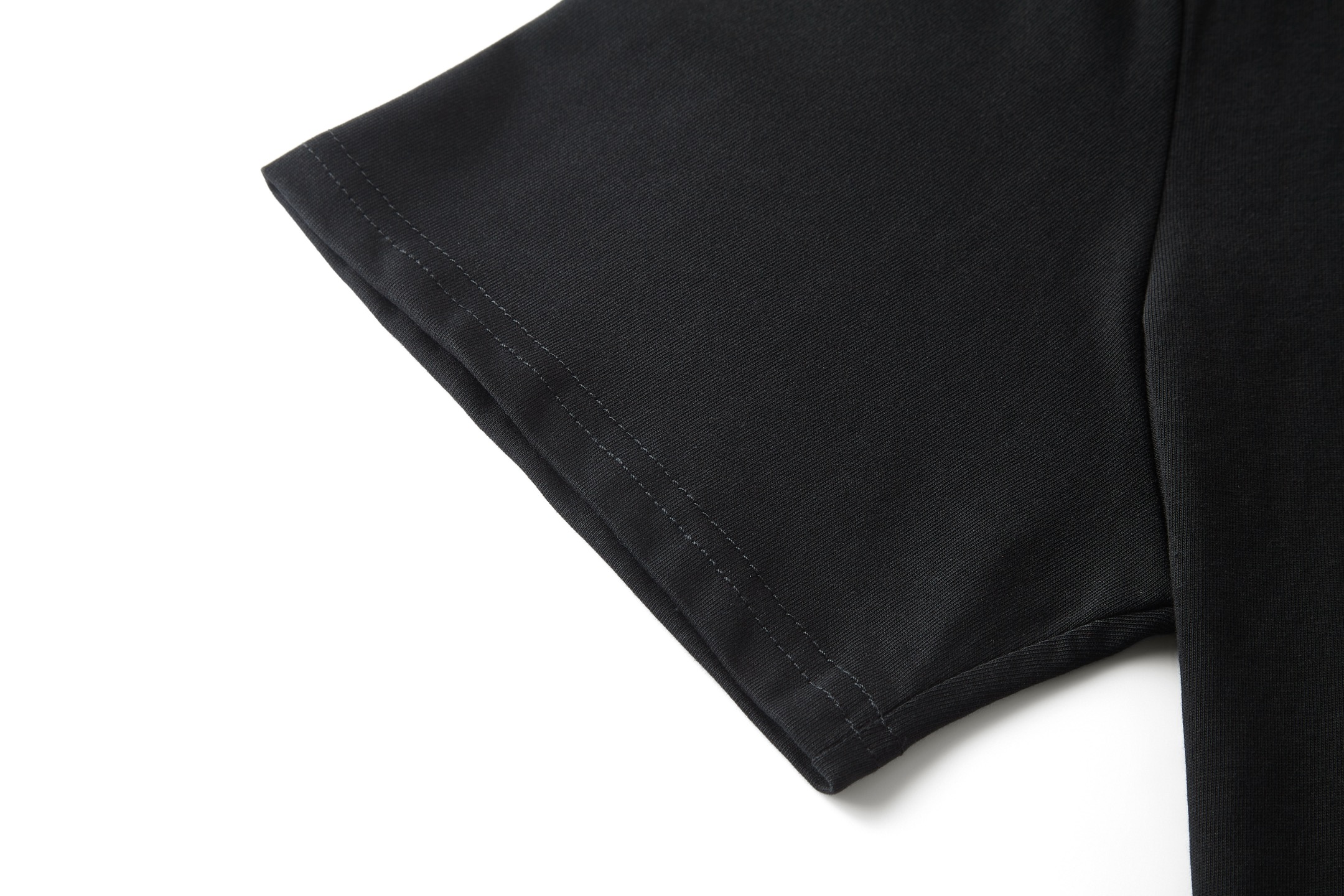 。LOUIS VUITTON 金色珠片刺绣标识短袖面料：采用32支双纱精梳棉。面料：螺纹采用1*1索罗纳