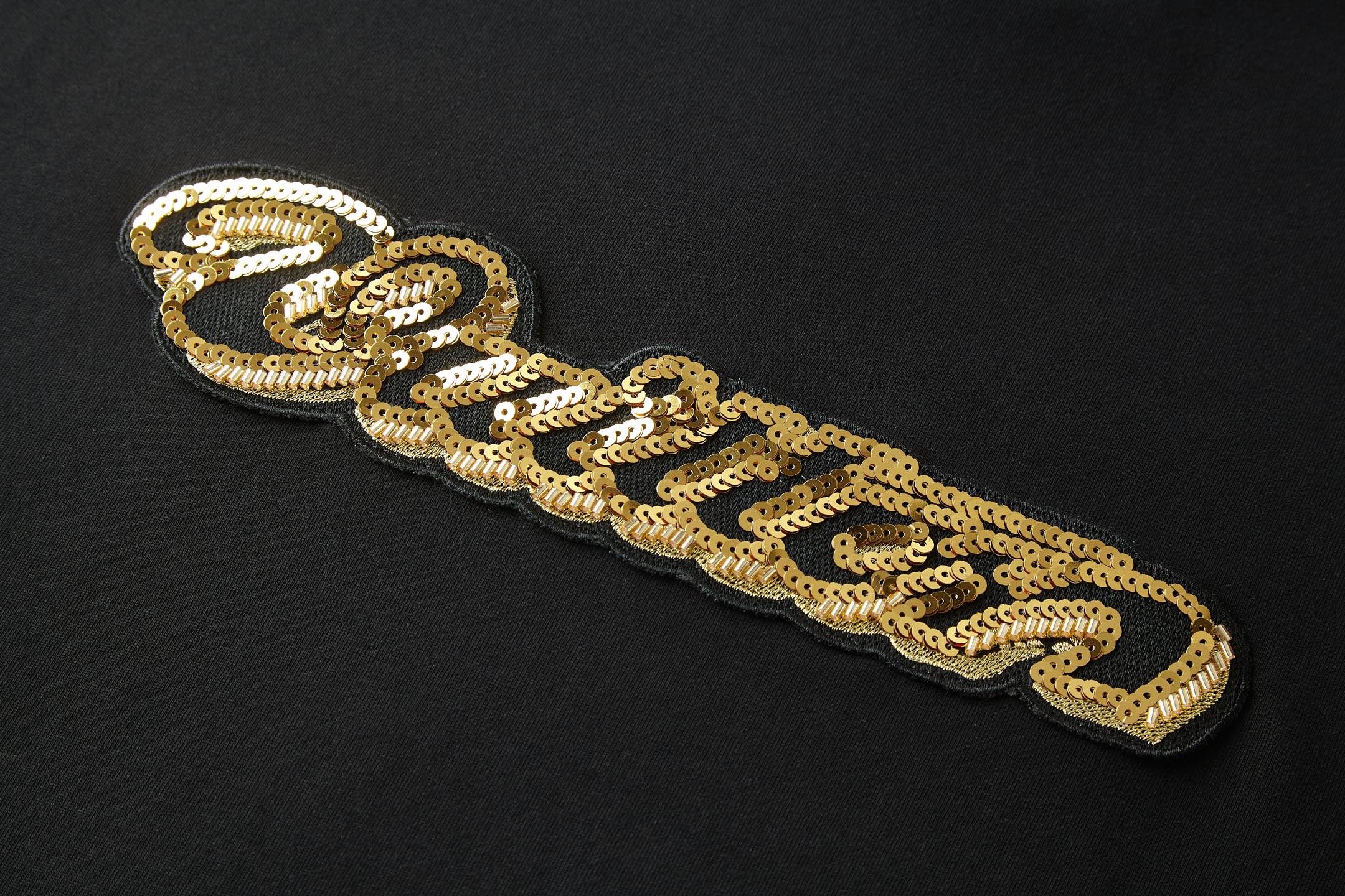 。LOUIS VUITTON 金色珠片刺绣标识短袖面料：采用32支双纱精梳棉。面料：螺纹采用1*1索罗纳