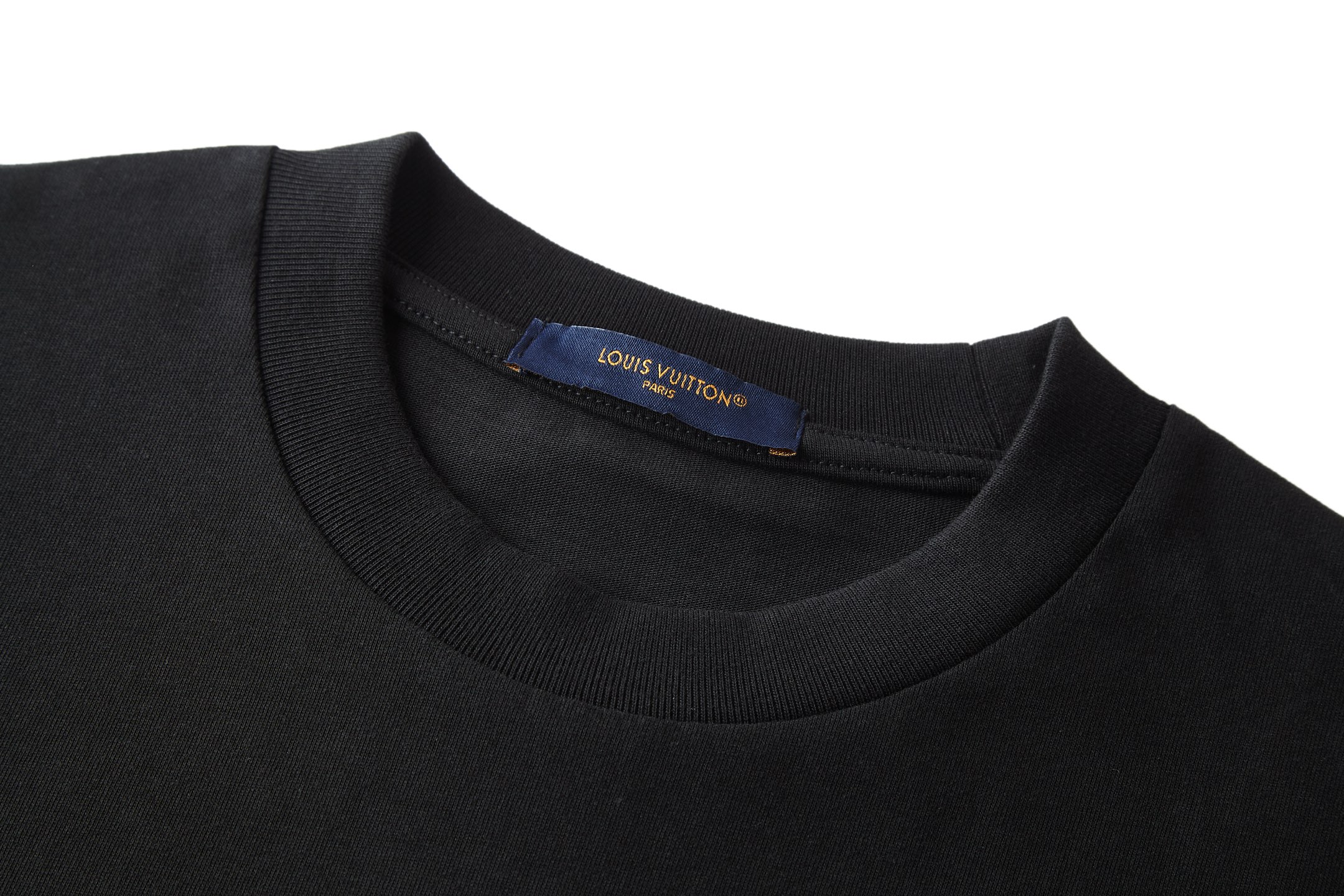 。LOUIS VUITTON 金色珠片刺绣标识短袖面料：采用32支双纱精梳棉。面料：螺纹采用1*1索罗纳